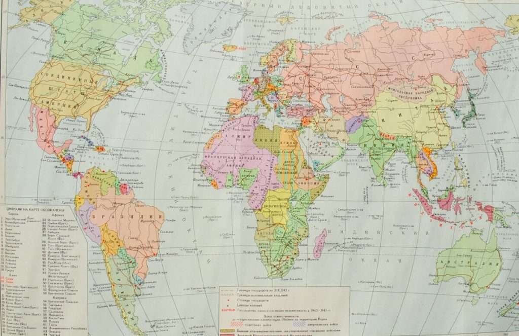 Vintage world map highlighting colonial empires and territories (labels in Russian), showing mid-20th-century colonial geography for historical context.