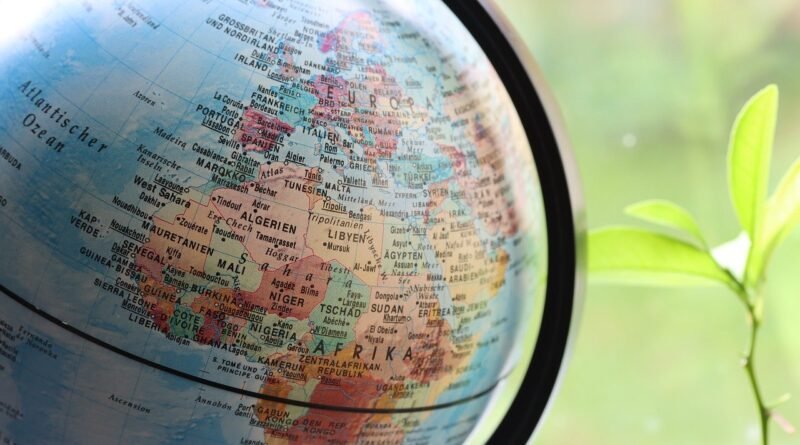 Globe focused on Europe, North Africa, and the Middle East with country names (German labels), illustrating native country names (endonyms).