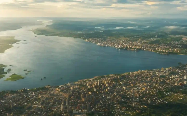 Editorial aerial illustration of Pool Malebo, with Kinshasa and Brazzaville on opposite banks of the Congo River.